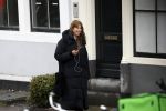 Amsterdam 9 februari 2024
Isa Hoes druk bellend en wandelend over de grachten van Amsterdam.