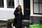 Amsterdam 9 februari 2024
Isa Hoes druk bellend en wandelend over de grachten van Amsterdam.
