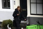 Amsterdam 9 februari 2024
Isa Hoes druk bellend en wandelend over de grachten van Amsterdam.