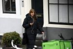 Amsterdam 9 februari 2024
Isa Hoes druk bellend en wandelend over de grachten van Amsterdam.