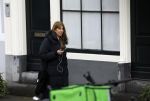 Amsterdam 9 februari 2024
Isa Hoes druk bellend en wandelend over de grachten van Amsterdam.