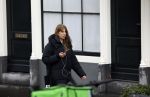 Amsterdam 9 februari 2024
Isa Hoes druk bellend en wandelend over de grachten van Amsterdam.