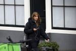 Amsterdam 9 februari 2024
Isa Hoes druk bellend en wandelend over de grachten van Amsterdam.