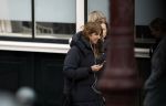 Amsterdam 9 februari 2024
Isa Hoes druk bellend en wandelend over de grachten van Amsterdam.