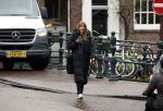 Amsterdam 9 februari 2024
Isa Hoes druk bellend en wandelend over de grachten van Amsterdam.
