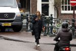 Amsterdam 9 februari 2024
Isa Hoes druk bellend en wandelend over de grachten van Amsterdam.