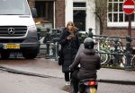 Amsterdam 9 februari 2024
Isa Hoes druk bellend en wandelend over de grachten van Amsterdam.