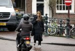 Amsterdam 9 februari 2024
Isa Hoes druk bellend en wandelend over de grachten van Amsterdam.
