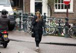 Amsterdam 9 februari 2024
Isa Hoes druk bellend en wandelend over de grachten van Amsterdam.