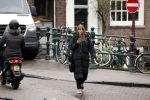 Amsterdam 9 februari 2024
Isa Hoes druk bellend en wandelend over de grachten van Amsterdam.