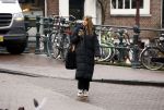 Amsterdam 9 februari 2024
Isa Hoes druk bellend en wandelend over de grachten van Amsterdam.