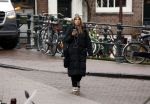 Amsterdam 9 februari 2024
Isa Hoes druk bellend en wandelend over de grachten van Amsterdam.