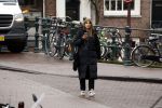 Amsterdam 9 februari 2024
Isa Hoes druk bellend en wandelend over de grachten van Amsterdam.