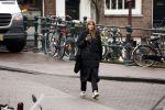 Amsterdam 9 februari 2024
Isa Hoes druk bellend en wandelend over de grachten van Amsterdam.