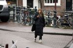 Amsterdam 9 februari 2024
Isa Hoes druk bellend en wandelend over de grachten van Amsterdam.