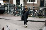 Amsterdam 9 februari 2024
Isa Hoes druk bellend en wandelend over de grachten van Amsterdam.