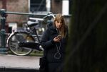 Amsterdam 9 februari 2024
Isa Hoes druk bellend en wandelend over de grachten van Amsterdam.