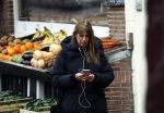 Amsterdam 9 februari 2024
Isa Hoes druk bellend en wandelend over de grachten van Amsterdam.