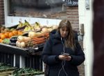 Amsterdam 9 februari 2024
Isa Hoes druk bellend en wandelend over de grachten van Amsterdam.