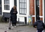 Amsterdam 9 februari 2024
Isa Hoes druk bellend en wandelend over de grachten van Amsterdam.
