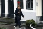 Amsterdam 9 februari 2024
Isa Hoes druk bellend en wandelend over de grachten van Amsterdam.