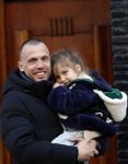 Amsterdam 27 januari 2024
Johnny Heitinga samen met zijn dochter op straat in Amsterdam zuid.