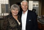 Breukelen 12 februari 2024
Ria Valk viert haar 65 jarig artiesten jubileum en krijgt een koninklijk onderscheiding van de burgemeester van de Ronde Venen. Klaas Wilting met zijn vrouw