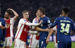 Amsterdam, 3 Februari 2024 AJAX-PSV, eindstand 1-1
Kompetitie Seizoen 2023-2024
Luuk de Jong met Kenneth Taylor