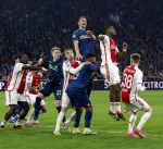 Amsterdam, 3 Februari 2024 AJAX-PSV, eindstand 1-1
Kompetitie Seizoen 2023-2024
Luuk de Jong met Kenneth Taylor en Jorrel Hato