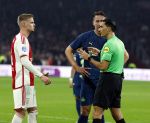 Amsterdam, 3 Februari 2024 AJAX-PSV, eindstand 1-1
Kompetitie Seizoen 2023-2024
Luuk de Jong met Serdar Gozubuy en Kenneth Taylor