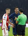 Amsterdam, 3 Februari 2024 AJAX-PSV, eindstand 1-1
Kompetitie Seizoen 2023-2024
Luuk de Jong met Serdar Gozubuy en Kenneth Taylor