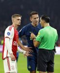 Amsterdam, 3 Februari 2024 AJAX-PSV, eindstand 1-1
Kompetitie Seizoen 2023-2024
Luuk de Jong met Serdar Gozubuy en Kenneth Taylor