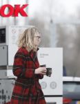 Nederland 5 februari 2024
Matthijs v Nieuwkerk en zijn vriendin Martha Riemsma bij benzinepomp .