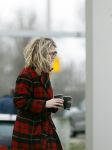 Nederland 5 februari 2024
Matthijs v Nieuwkerk en zijn vriendin Martha Riemsma bij benzinepomp .