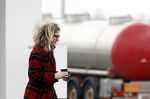 Nederland 5 februari 2024
Matthijs v Nieuwkerk en zijn vriendin Martha Riemsma bij benzinepomp .