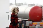 Nederland 5 februari 2024
Matthijs v Nieuwkerk en zijn vriendin Martha Riemsma bij benzinepomp .