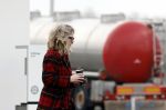 Nederland 5 februari 2024
Matthijs v Nieuwkerk en zijn vriendin Martha Riemsma bij benzinepomp .