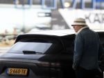 Nederland 5 februari 2024
Matthijs v Nieuwkerk en zijn vriendin Martha Riemsma bij benzinepomp .