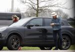 Nederland 5 februari 2024
Matthijs v Nieuwkerk en zijn vriendin Martha Riemsma bij benzinepomp .