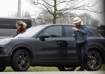 Nederland 5 februari 2024
Matthijs v Nieuwkerk en zijn vriendin Martha Riemsma bij benzinepomp .
