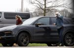 Nederland 5 februari 2024
Matthijs v Nieuwkerk en zijn vriendin Martha Riemsma bij benzinepomp .
