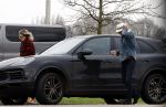 Nederland 5 februari 2024
Matthijs v Nieuwkerk en zijn vriendin Martha Riemsma bij benzinepomp .