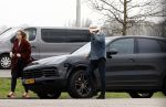 Nederland 5 februari 2024
Matthijs v Nieuwkerk en zijn vriendin Martha Riemsma bij benzinepomp .