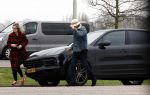 Nederland 5 februari 2024
Matthijs v Nieuwkerk en zijn vriendin Martha Riemsma bij benzinepomp .