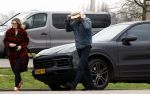 Nederland 5 februari 2024
Matthijs v Nieuwkerk en zijn vriendin Martha Riemsma bij benzinepomp .