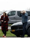 Nederland 5 februari 2024
Matthijs v Nieuwkerk en zijn vriendin Martha Riemsma bij benzinepomp .