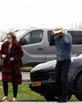 Nederland 5 februari 2024
Matthijs v Nieuwkerk en zijn vriendin Martha Riemsma bij benzinepomp .