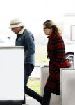 Nederland 5 februari 2024
Matthijs v Nieuwkerk en zijn vriendin Martha Riemsma bij benzinepomp .