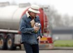 Nederland 5 februari 2024
Matthijs v Nieuwkerk en zijn vriendin Martha Riemsma bij benzinepomp .