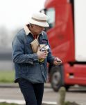 Nederland 5 februari 2024
Matthijs v Nieuwkerk en zijn vriendin Martha Riemsma bij benzinepomp .
